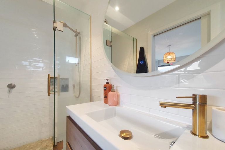 Photo of property in 102 Park Hill Road, Birkenhead, Auckland, 0626