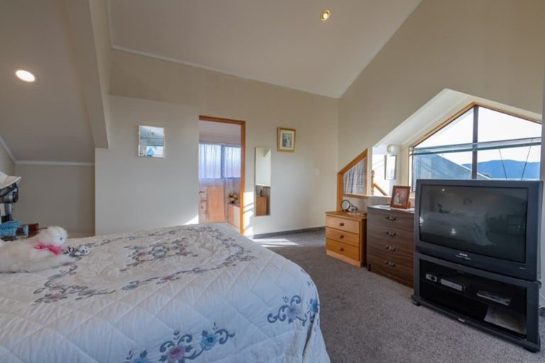 Photo of property in 3 Frimley Terrace, Waikanae Beach, Waikanae, 5036