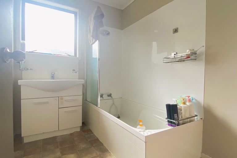 Photo of property in 2/13 Erica Road, Sunnynook, Auckland, 0620