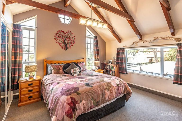 Photo of property in 2 Burtts Road, Durie Hill, Whanganui, 4500