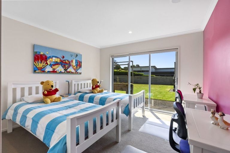 Photo of property in 5 Links Drive, Waiwhakaiho, New Plymouth, 4312