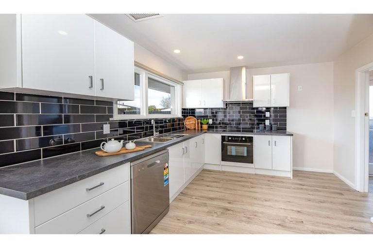 Photo of property in 17 Cromer Place, New Brighton, Christchurch, 8062