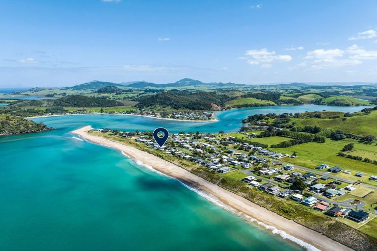 Photo of property in 10 Hall Road, Pataua North, Whangarei, 0175