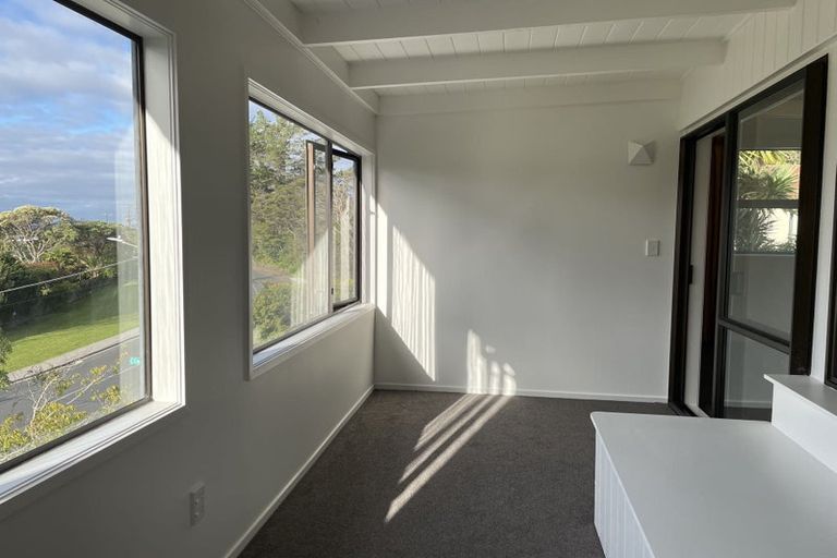 Photo of property in 2/84a Avonleigh Road, Green Bay, Auckland, 0604