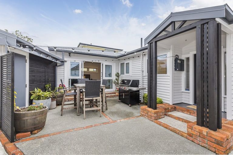 Photo of property in 92 Kahu Road, Paremata, Porirua, 5024