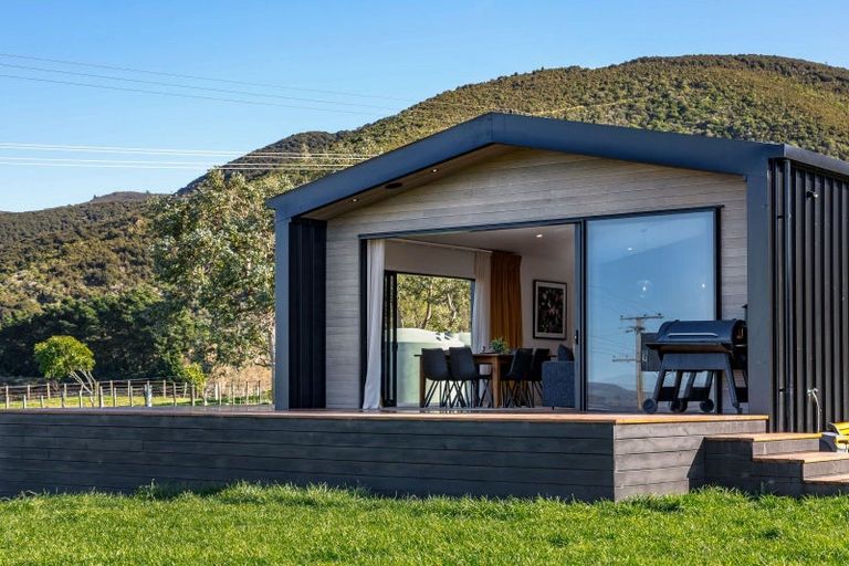 Photo of property in 52 Cross Creek Road, Western Lake, Featherston, 5773