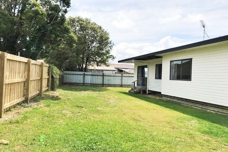 Photo of property in 2/5 Solveig Place, Randwick Park, Auckland, 2105