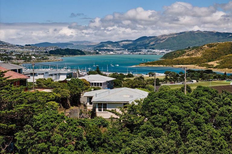 Photo of property in 16 Walker Avenue, Paremata, Porirua, 5026