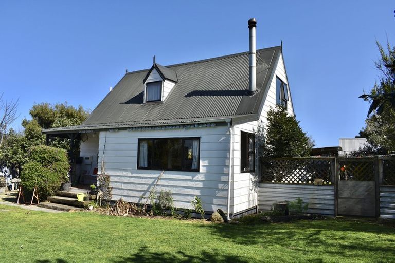 Photo of property in 4 Mavis Avenue, Waikawa Beach, Levin, 5573