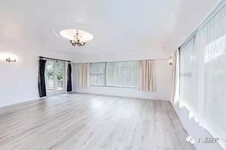 Photo of property in 10 Holdaway Avenue, Northcote, Auckland, 0627