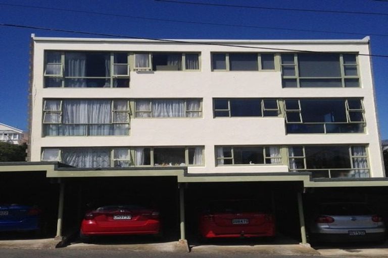 Photo of property in Westgate Flats, 4/36 Queen Street, Mount Victoria, Wellington, 6011