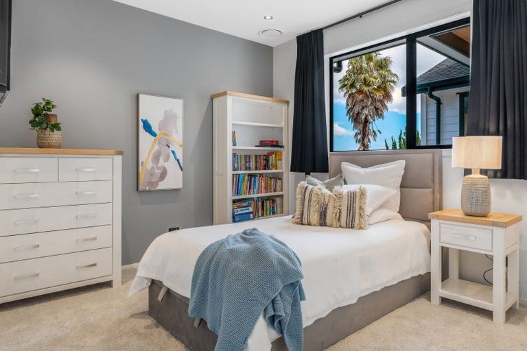 Photo of property in 8 St Elmo Rise, Shamrock Park, Auckland, 2016