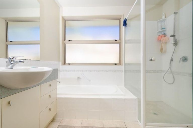 Photo of property in 2/15 Stoneleigh Court, Sunnynook, Auckland, 0632