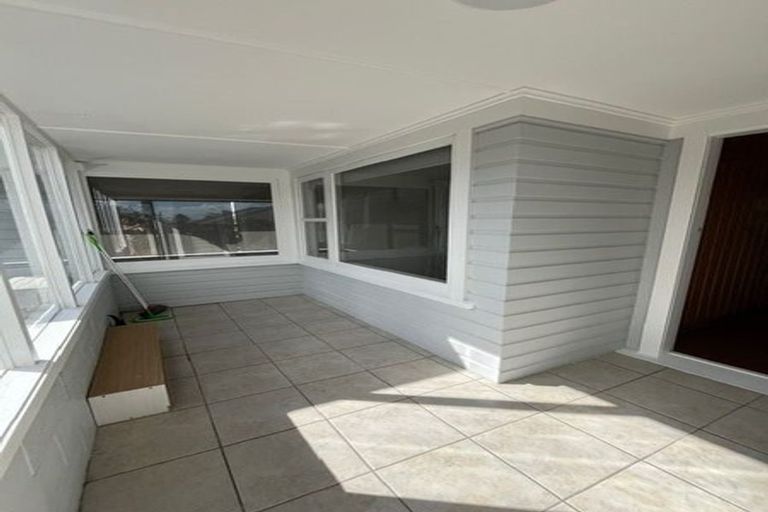 Photo of property in 2/15 Merton Avenue, Glenfield, Auckland, 0627