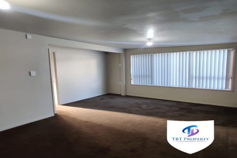 Photo of property in 2/41 Challen Close, Conifer Grove, Takanini, 2112