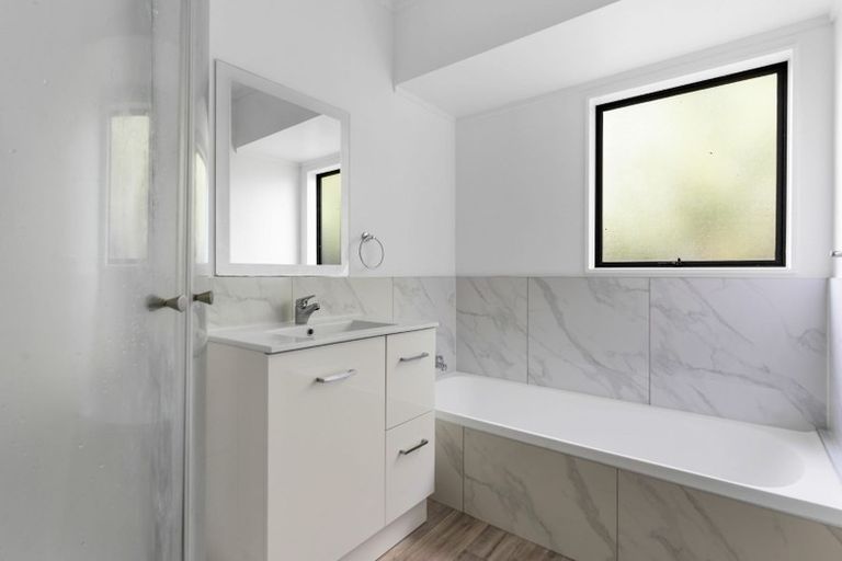 Photo of property in 2/43 Sabulite Road, Kelston, Auckland, 0602