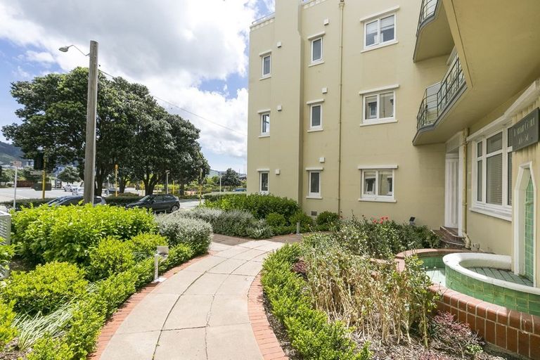 Photo of property in Fountain Court, 18/48 Oriental Parade, Oriental Bay, Wellington, 6011