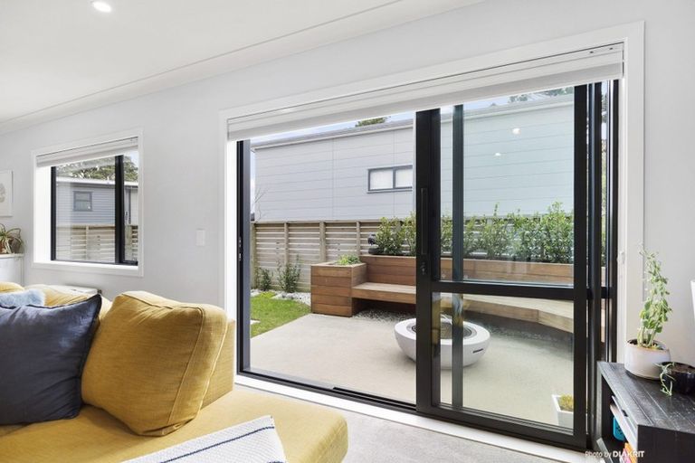 Photo of property in 35 Brindle Way, Newlands, Wellington, 6037