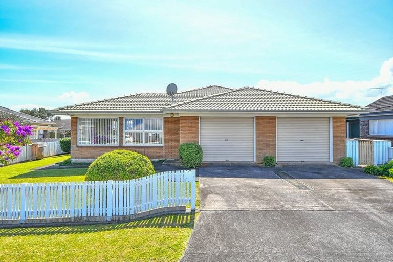 Photo of property in 11 Mcleod Road, Weymouth, Auckland, 2103