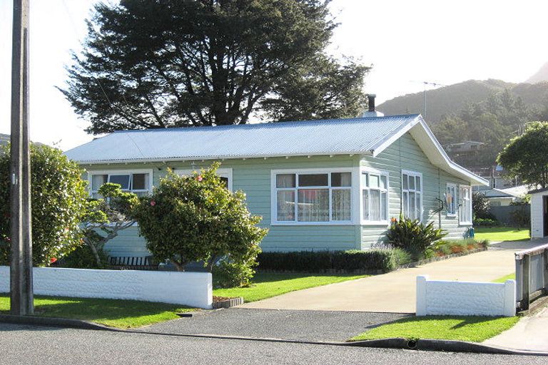 Photo of property in 53 York Street, Picton, 7220