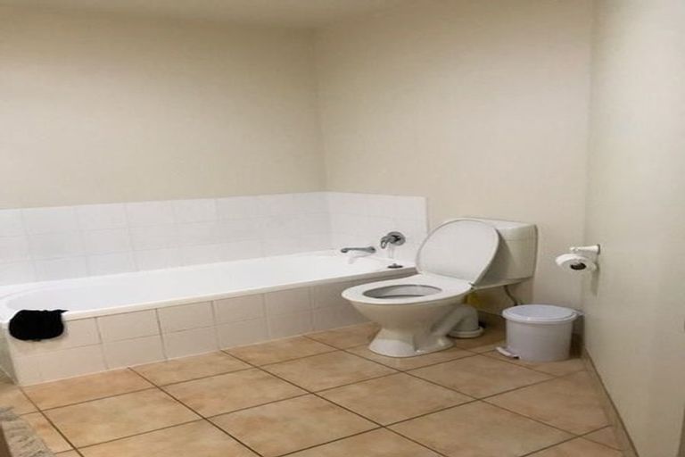 Photo of property in 22 Baulcomb Parade, Windsor Park, Auckland, 0632