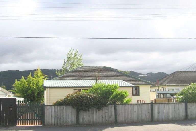 Photo of property in 15 Savage Crescent, Upper Hutt Central, Upper Hutt, 5018
