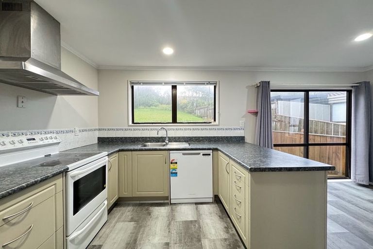 Photo of property in 15 Rice Crescent, Newlands, Wellington, 6037