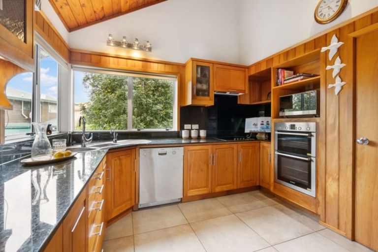 Photo of property in 2/154 Onewa Road, Northcote, Auckland, 0627