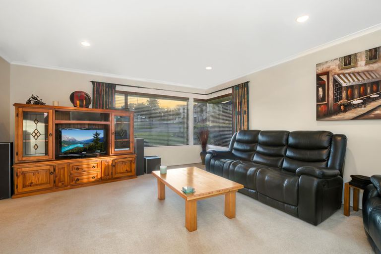 Photo of property in 16 Nanleen Rise, Manurewa, Auckland, 2105