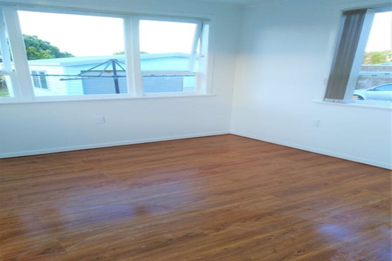 Photo of property in 42 Woodford Avenue, Henderson, Auckland, 0610