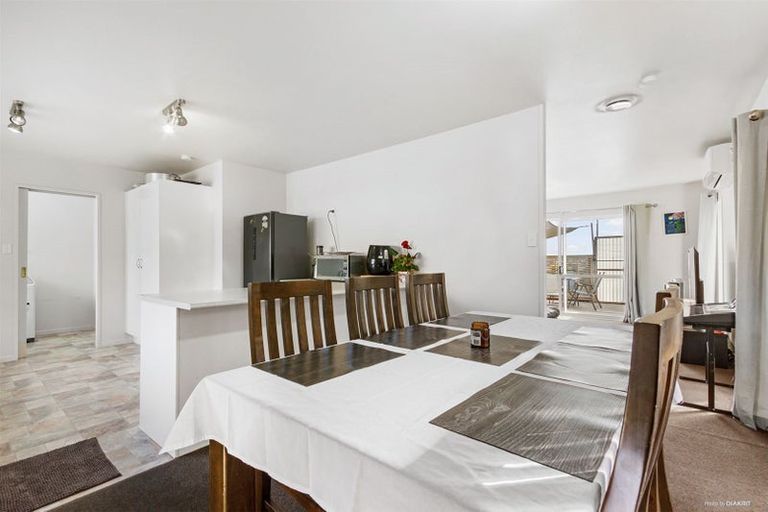 Photo of property in 2/39 Sungrove Rise, Sunnyvale, Auckland, 0612