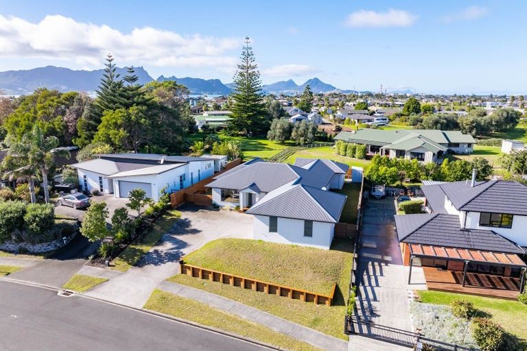 Photo of property in 33 Karoro Road, One Tree Point, 0118