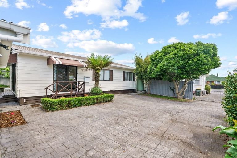 Photo of property in 2/24 Edinburgh Avenue, Rosehill, Papakura, 2113