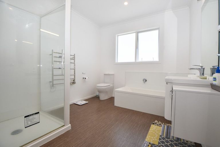 Photo of property in 2 Routhan Way, Carterton, 5713