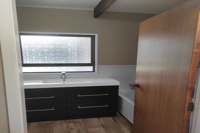 Photo of property in 10 Titoki Avenue, Waipahihi, Taupo, 3330