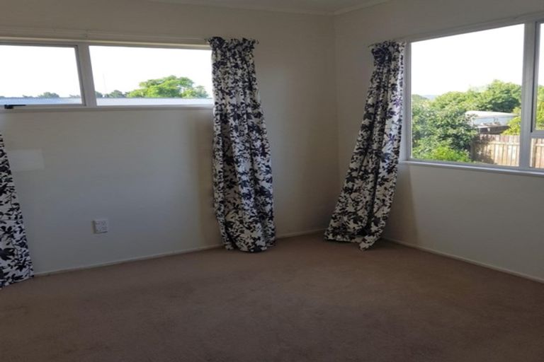 Photo of property in 8 Curlew Place, One Tree Point, 0118