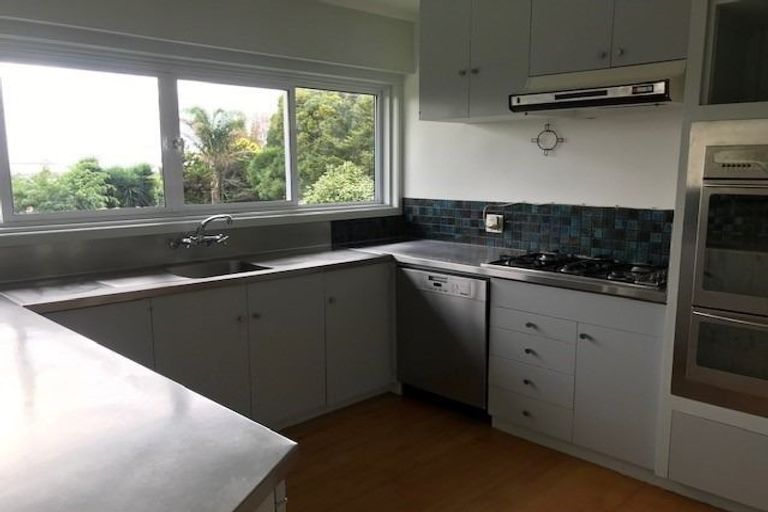 Photo of property in 2 Pine Hill Crescent, Browns Bay, Auckland, 0630