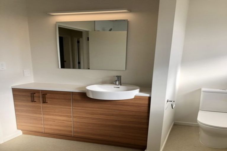 Photo of property in 2/7 Ian Place, Glendene, Auckland, 0602