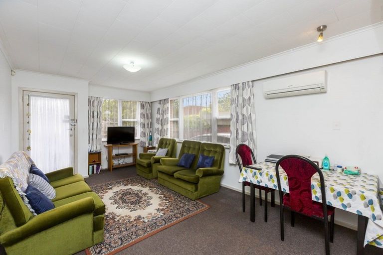 Photo of property in 2/13 Sutherland Avenue, Silverstream, Upper Hutt, 5019