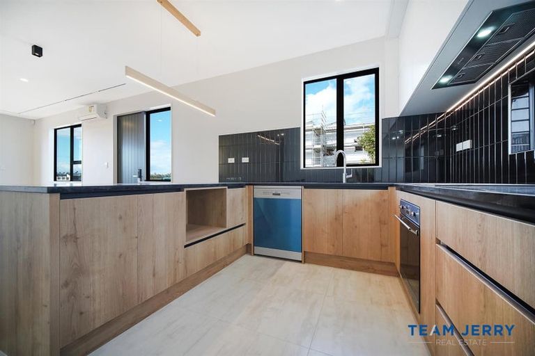 Photo of property in 20 Kuaha Road, Massey, Auckland, 0614