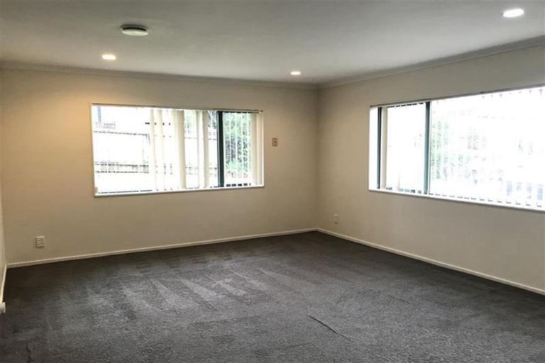 Photo of property in 4 Glenveagh Park Drive, Manurewa, Auckland, 2102