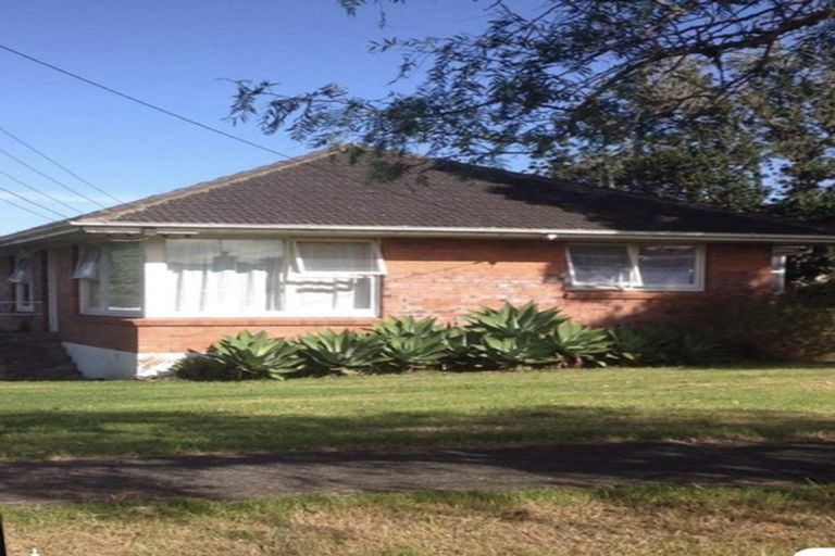 Photo of property in 32 Raleigh Road, Northcote, Auckland, 0627