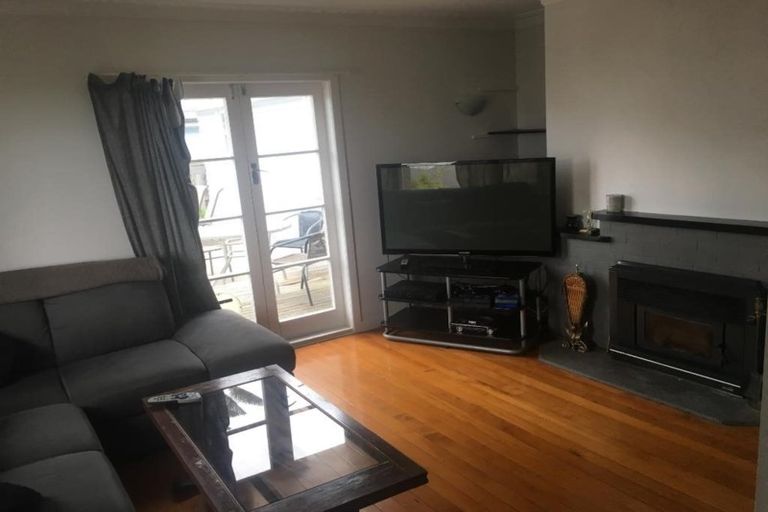 Photo of property in 5 Murray Road, Te Atatu Peninsula, Auckland, 0610