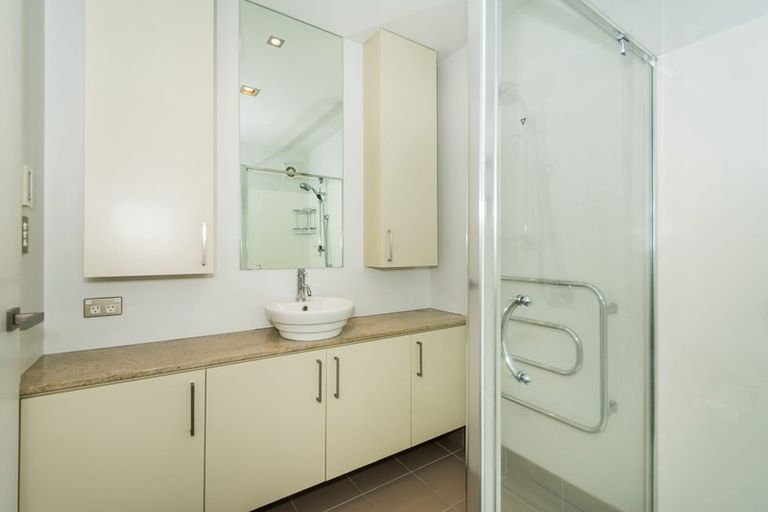 Photo of property in 100 Lake Road, Northcote, Auckland, 0627