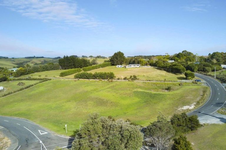 Photo of property in 2 Pekama Drive, Cable Bay, 0420