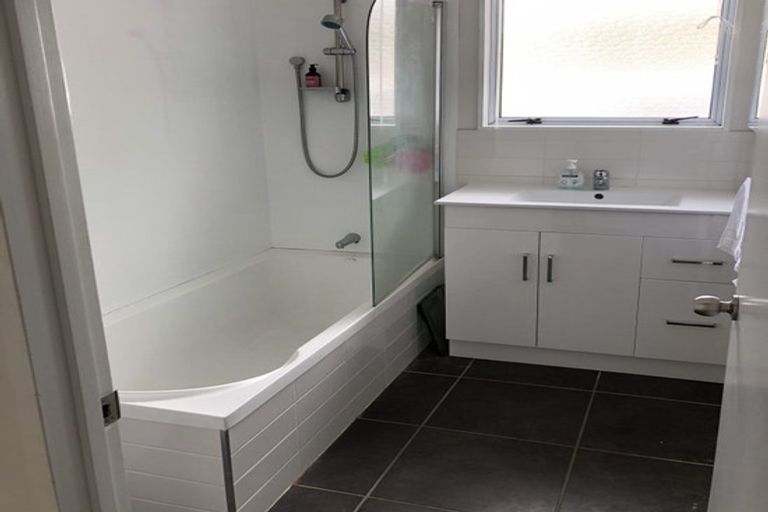 Photo of property in 2/30 Norwood Road, Bayswater, Auckland, 0622