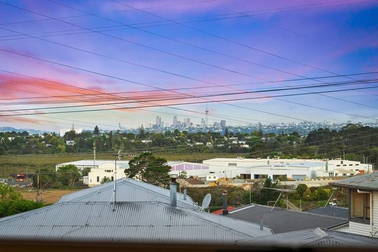 Photo of property in 35 Waimumu Road, Massey, Auckland, 0614