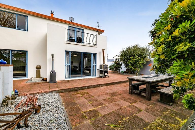 Photo of property in 8 Taylor Place, Merrilands, New Plymouth, 4312