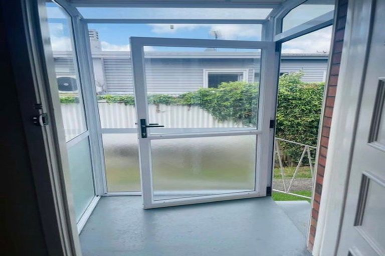 Photo of property in 2/43 Shakespeare Road, Milford, Auckland, 0620