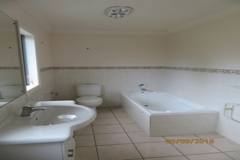 Photo of property in 3a Trelawn Place, Cockle Bay, Auckland, 2014